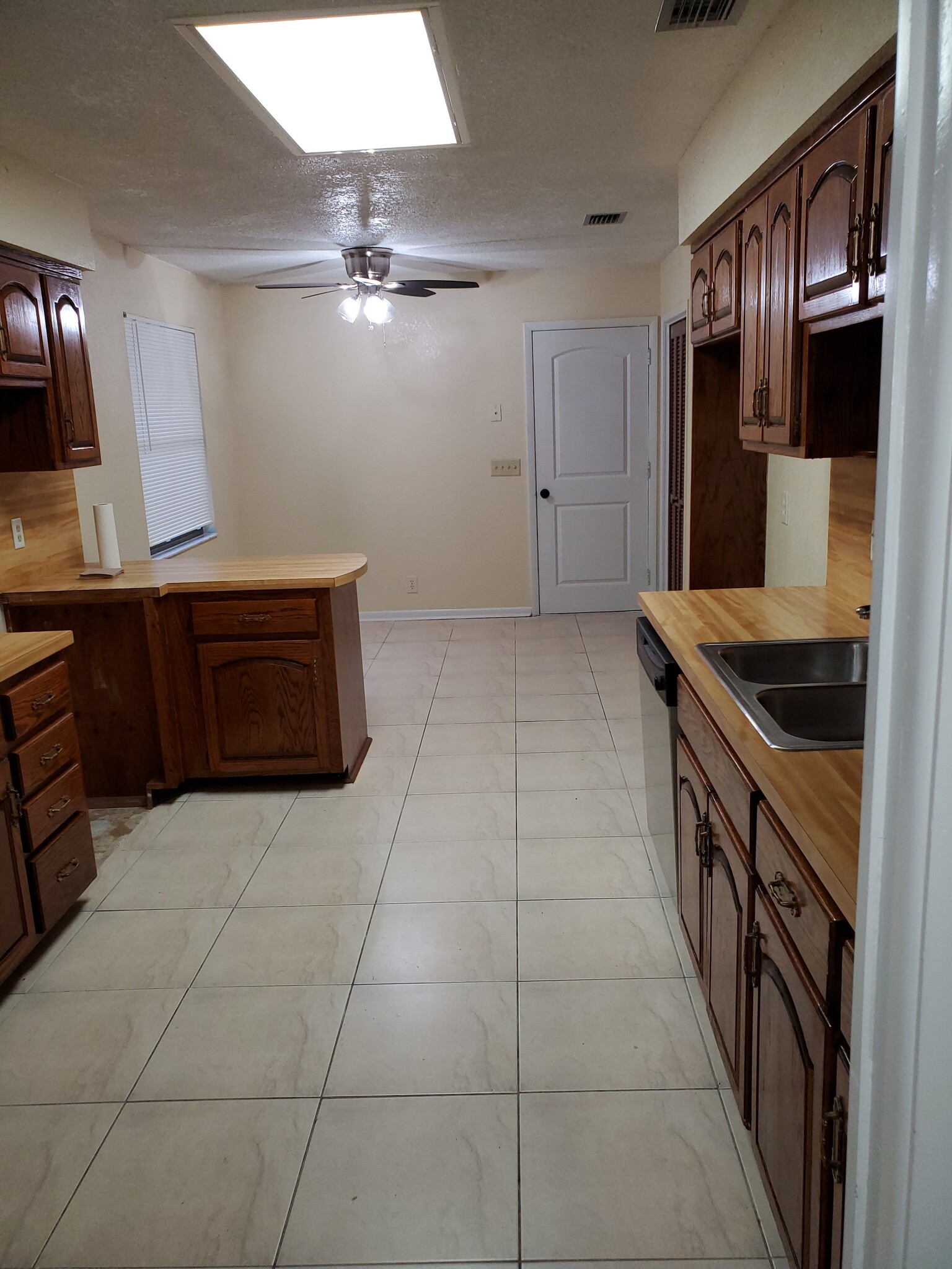 Kitchen/Dinette Area - 17375 Holmes Mill Ave