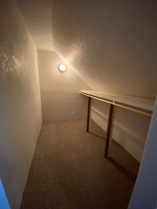 Building Photo - Nice Upstairs 1bd/1bth Apartment - All utilities included!