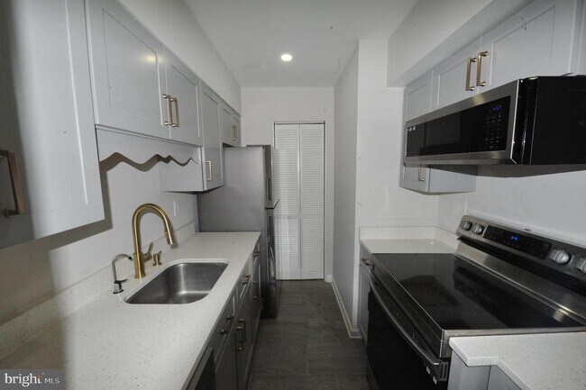 Building Photo - 5900 Surrey Hill Pl