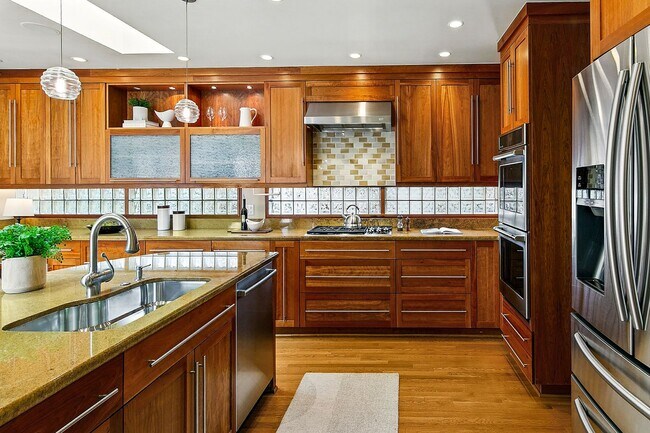 Building Photo - Capitol Hill View Home