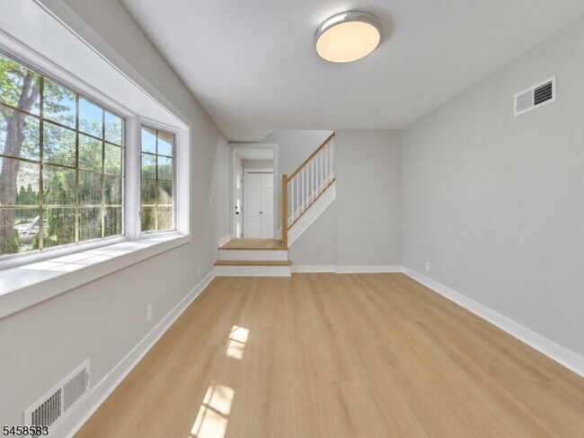 Building Photo - 405 Terhune Ave