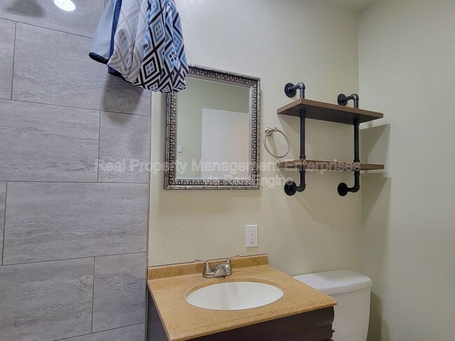 Building Photo - 608 N Poplar Ln