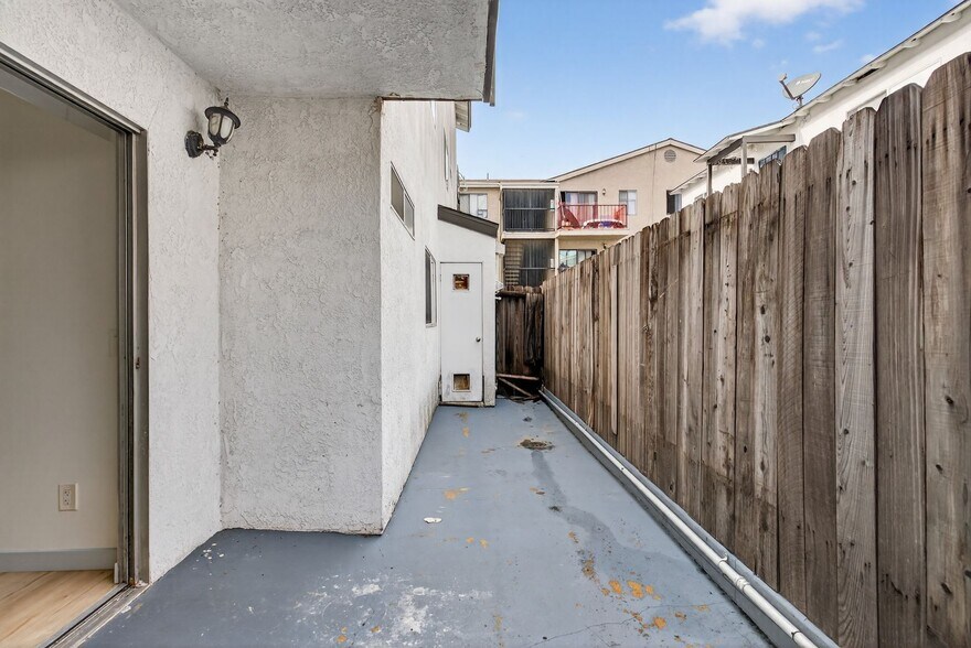 Building Photo - 921 Alamitos Ave