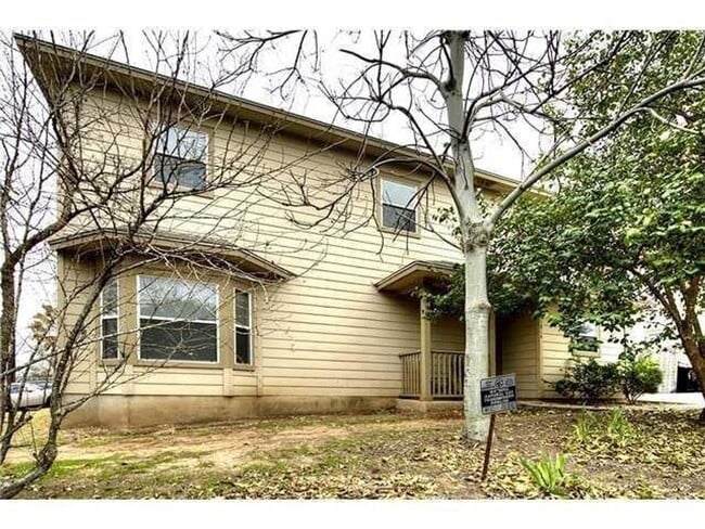 Primary Photo - Spacious 4 Bed, 2.5 Bath. Perfect size and...