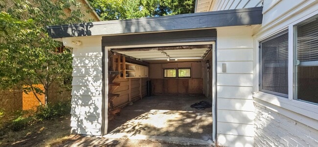 Building Photo - Charming Bellevue Home with Spacious Lot a...