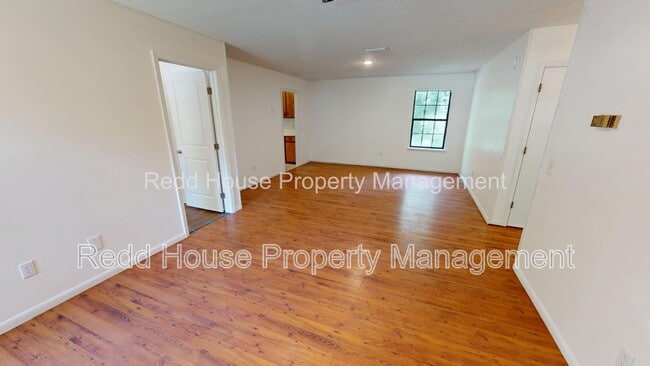 Building Photo - 111 Oakridge Cir