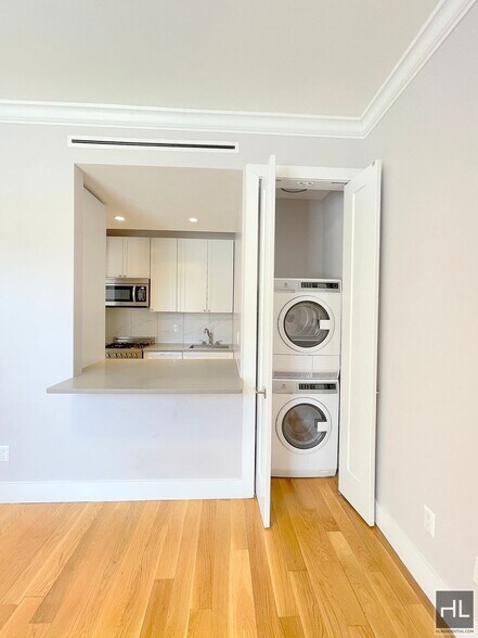 Building Photo - 252 W 76th St