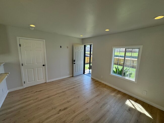 Living room - 1604 Mackay Ln