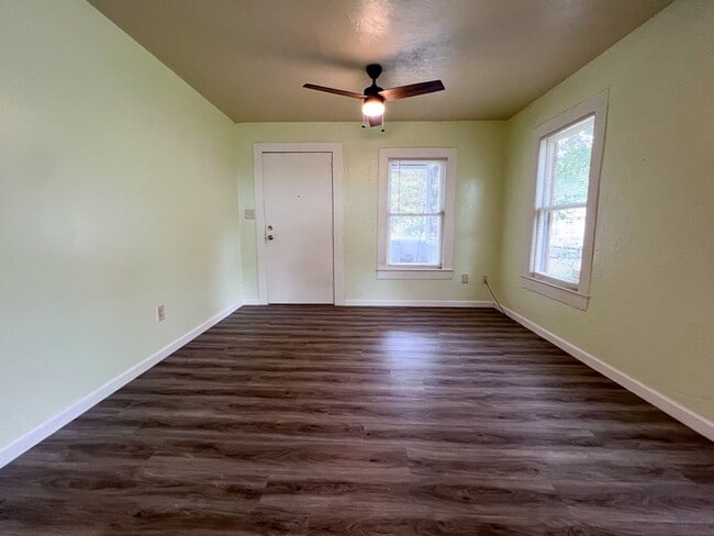 Building Photo - 2BR/1BA Pet Friendly Cottage off Waldo Roa...