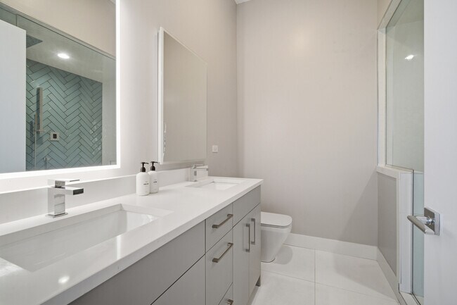 Building Photo - 725 W 17th St