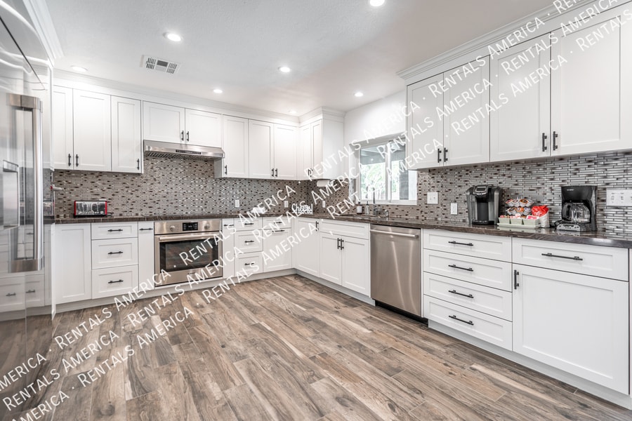 Building Photo - 10626 N 41st St