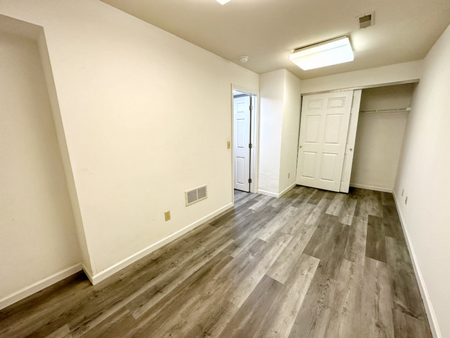 Building Photo - Elegant 4-Bedroom Home in Beautiful Lake S...