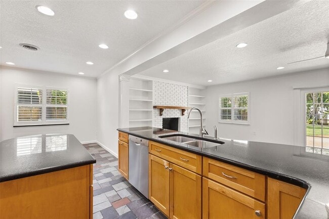 Building Photo - 1711 Chestnut Ave