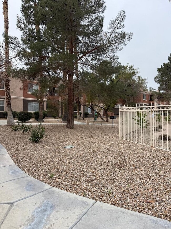 Building Photo - Two Bedroom  - Two Bathroom with attached Garage Ready For Move In