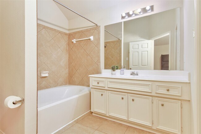 Building Photo - 16518 Strathmore Manor Ln