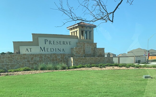 Building Photo - AVAILABLE NOW 4 BD | 2 BA | 2 CAR GARAGE L...