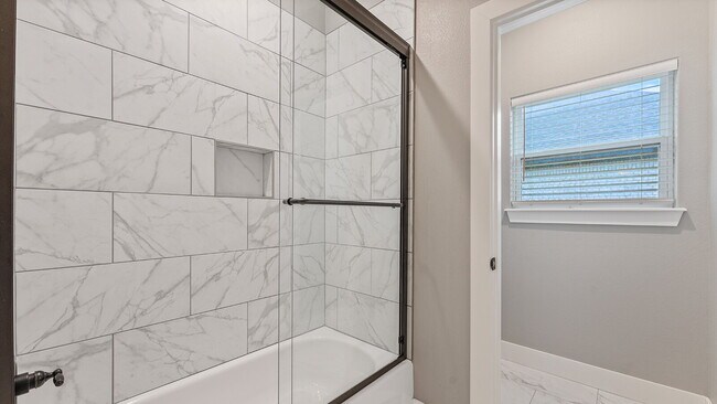 Building Photo - Welcoming Farmington Home Near Local Amenities