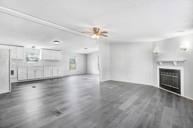 Building Photo - SPACIOUS 3 BR | 2 BA Manufactured Home in Pikeville