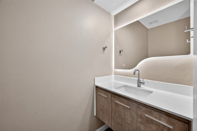 Building Photo - 6710 Biggs Ct