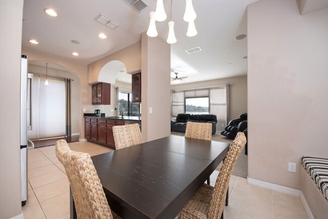 Building Photo - Large, Executive style 3/2.5 Lakefront/POO...