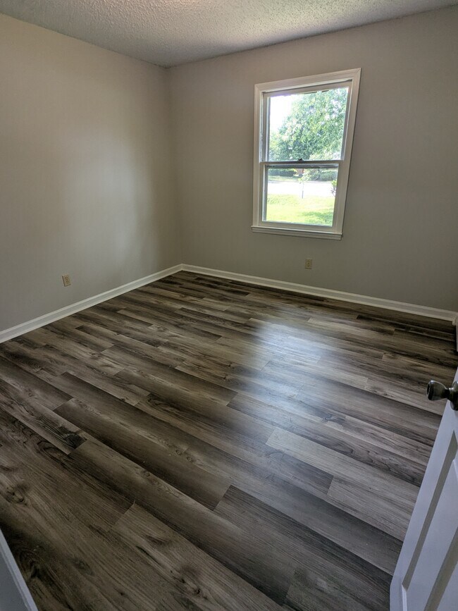 Building Photo - 2436 Thoroughbred Dr