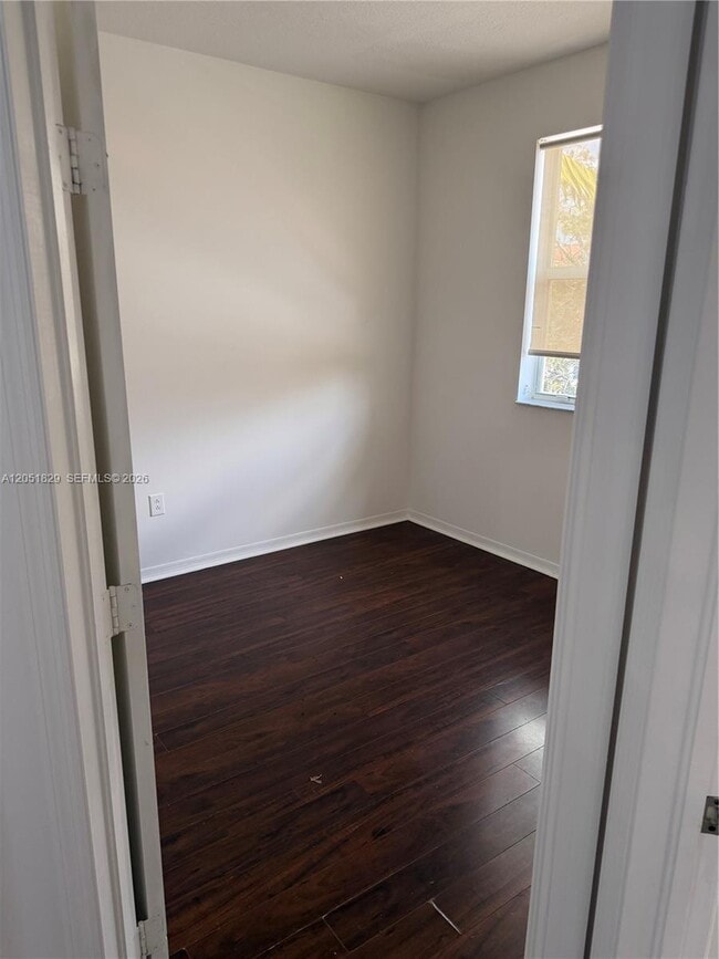 Building Photo - 906 SW 143rd Ave