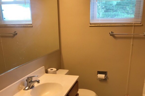 full bath - 722 James St