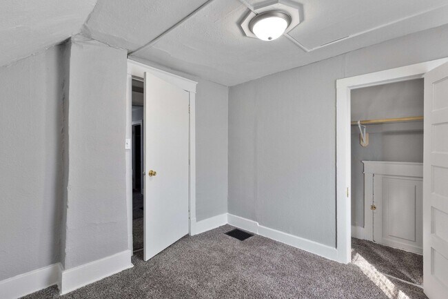 Building Photo - Don't Miss Out On This Amazing 3 bed 1 1/2...