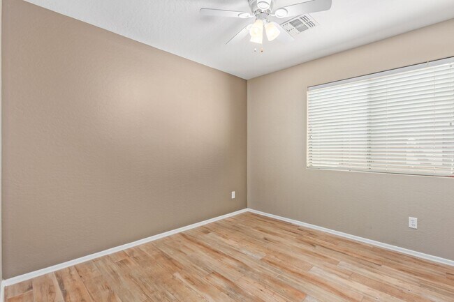 Building Photo - Stunning 3 Bed/2 Bath Home in Gated Commun...