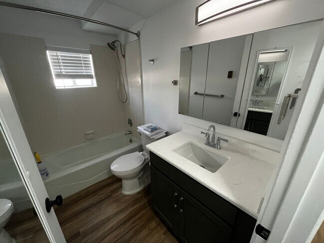 Building Photo - (400 W.) Right Duplex