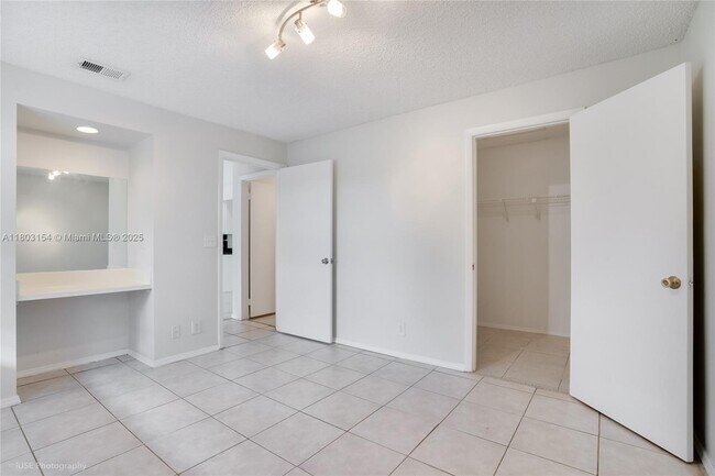 Building Photo - 9999 Summerbreeze Dr