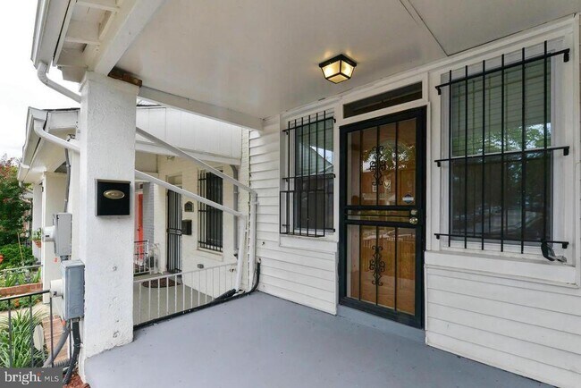 Primary Photo - 1648 L St NE