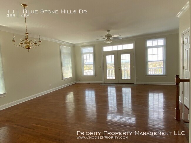 Building Photo - Gorgeous 3 Bed 3.5 Bath End Unit