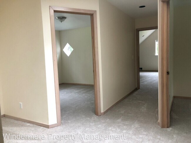 Building Photo - 3 br, 3.5 bath House - 9067 NE Hidden Cove...