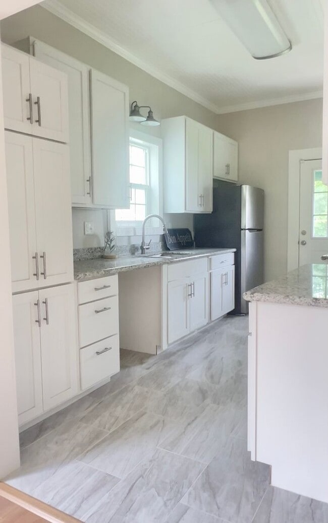 Building Photo - RENTAL AVAILABLE- 3 BED 3 BATH CLOSE TO CAMPUS