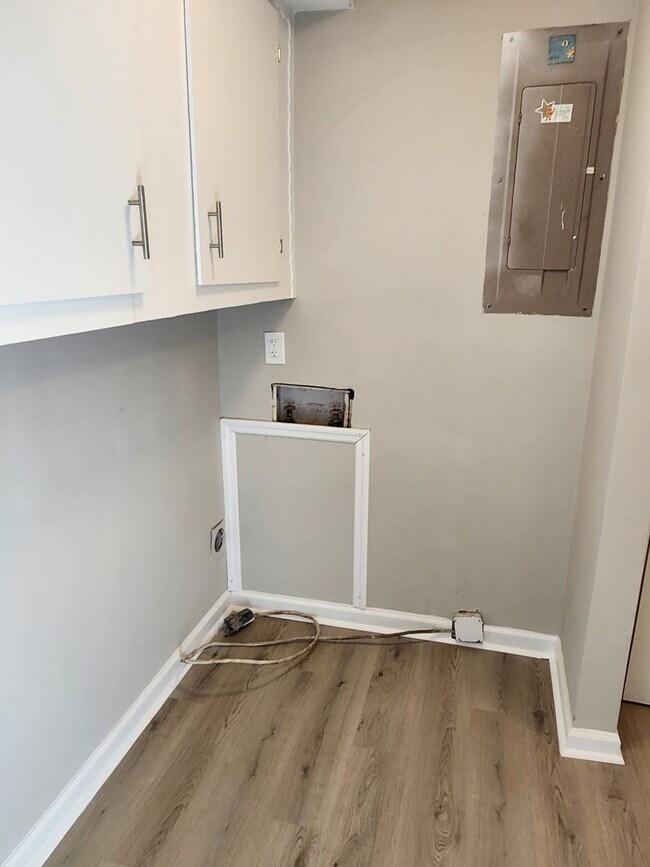 Building Photo - 3 Bedroom, 2 Bath Southside home on a larg...