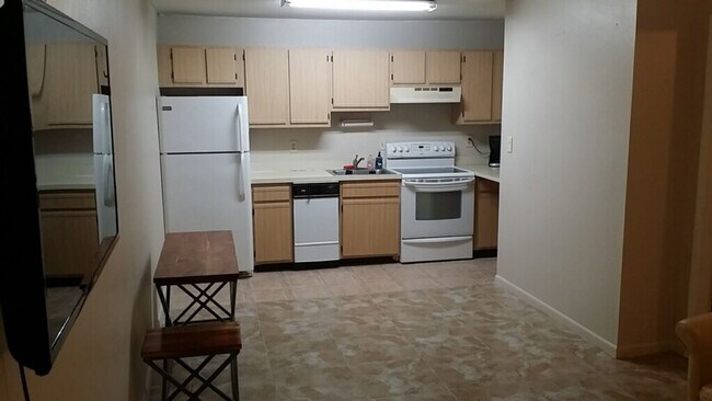 Building Photo - 1/1 PARTLY FURNISHED CONDO UNIT AVAILABLE FALL 2026