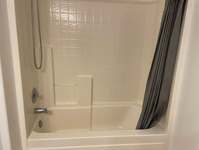 Building Photo - Large 4 Bedroom Home