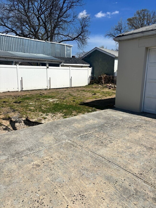 Building Photo - 527 Willowbrook Rd