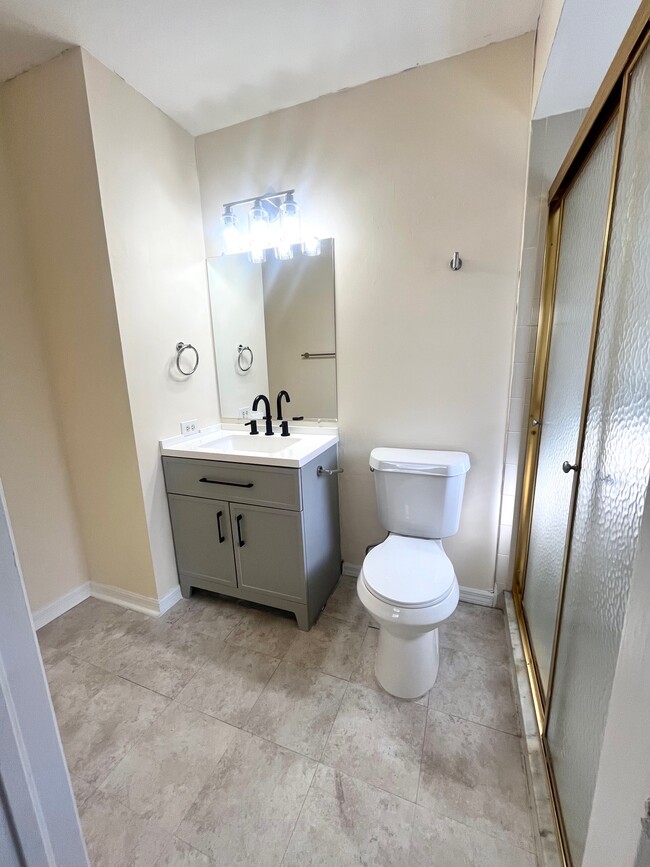 In-Suite Bath - 715 SE 47th St