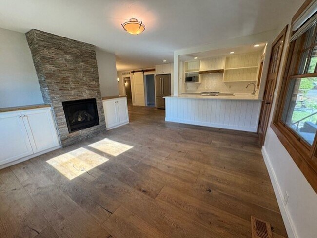 Building Photo - Downtown Bend Bungalow