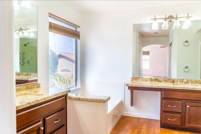 Building Photo - Stunning 4 Bedroom/2.5 Bath Home In Phoeni...