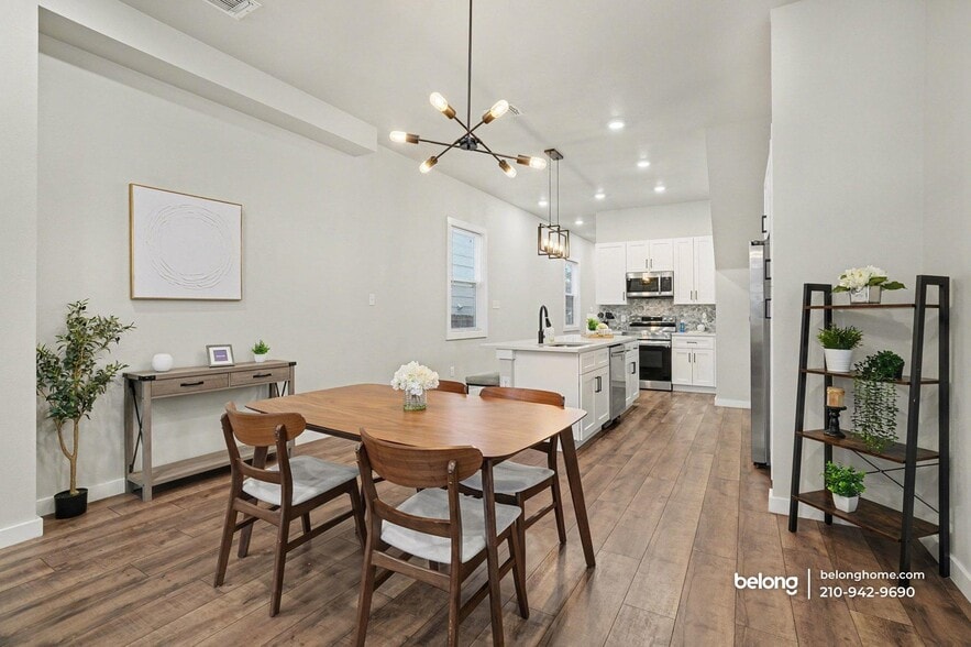 Building Photo - 1725 E Crockett St