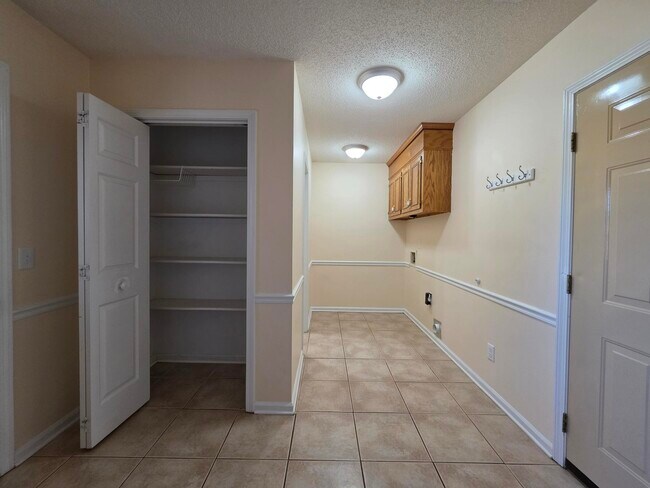 Building Photo - 450 Derek Dr