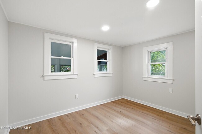 Building Photo - 1208 Maplewood Rd