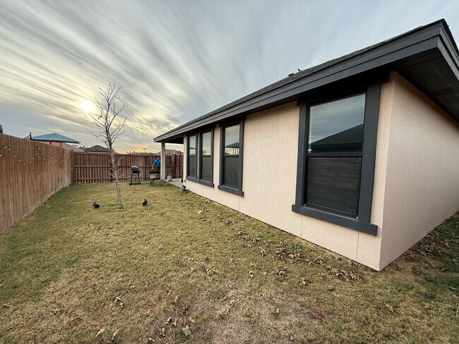 Building Photo - 8626 La Jolla Dr