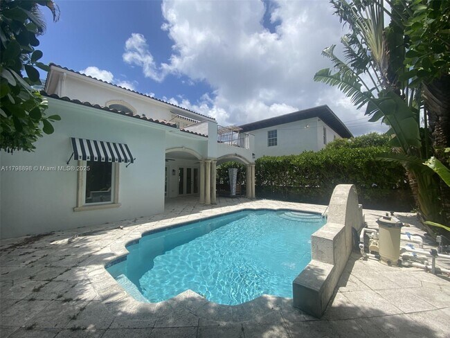 Building Photo - 2422 S Miami Ave