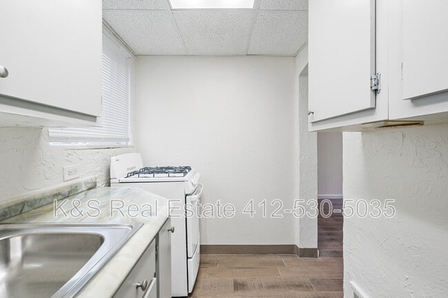 Building Photo - 2410 Collins St