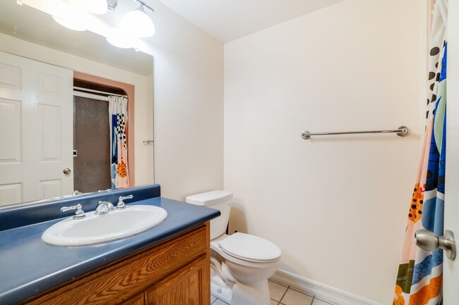 Building Photo - 2 Bedroom Condo For Rent