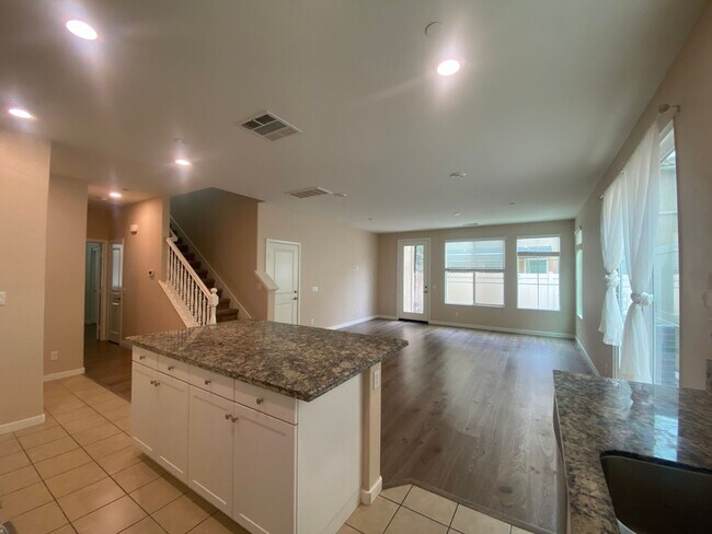 Building Photo - 4 Bedroom Town Home in Willow Heights Diam...